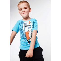 T-shirt chłopięcy z aplikacją niebieski NDZ4463. Niebieskie t-shirty chłopięce marki Fasardi, z aplikacjami, bez rękawów. Za 39,00 zł.