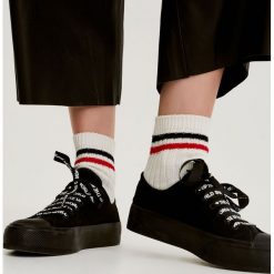 Sportowe skarpetki w stylu vintage. Białe skarpetki damskie Pull&Bear, bez wzorów. Za 15,90 zł.
