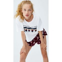 Koszulka z kolorowym nadrukiem łódek. Szare t-shirty damskie Pull&Bear, w kolorowe wzory, z dekoltem w łódkę. Za 49,90 zł.