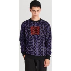 Sweter z napisami all over - Fioletowy. Fioletowe swetry męskie Cropp, s, z napisami, bez kołnierzyka, bez kaptura. W wyprzedaży za 19,99 zł.