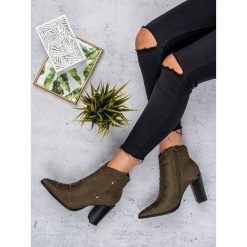 ZAMSZOWE BOTKI KHAKI. Zielone botki damskie na zamek KYLIE, z zamszu. Za 129,90 zł.