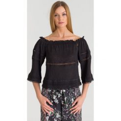 Czarna bluzka off-shoulder Patrizia Pepe z ażurowymi wstawkami. Czarne bluzki damskie Patrizia Pepe, xs, w koronkowe wzory, z koronki, z falbankami, bez rękawów. Za 409,50 zł.