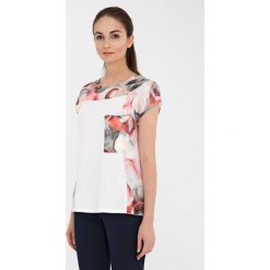 Bluzka w kolorze białym ze wzorem. Białe bluzki damskie Far Far Fashion, Ryłko by Agnes&Paul, bez wzorów, z okrągłym kołnierzem, bez rękawów. W wyprzedaży za 59,95 zł.
