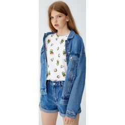 Koszulka w kanapki. Białe t-shirty damskie Pull&Bear. Za 29,90 zł.