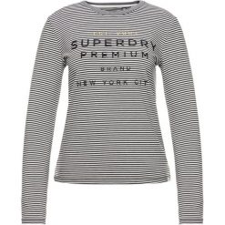 Bluzka Superdry Dune Stripe Graphic W6000004A. Czarne bluzki damskie Superdry, bez wzorów, z elastanu, bez kołnierzyka, bez rękawów. W wyprzedaży za 119,00 zł.
