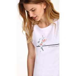 T-shirt krótki rękaw damski. Białe t-shirty damskie z nadrukiem, z bawełny. W wyprzedaży za 14,99 zł.