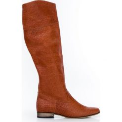 Wsuwane kozaki z tłoczeniem - skóra naturalna - model 125 - kolor rudy krokodyl. Czerwone kozaki damskie Zapato, na lato, z jeansu, eleganckie, na wysokim obcasie, na płaskiej podeszwie, bez zapięcia. Za 499,00 zł.