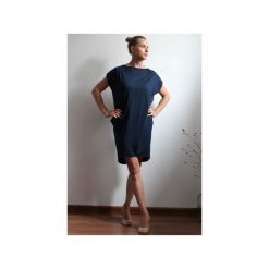 Sukienka oversize z kieszeniami. Czarne sukienki damskie Szarymary, na lato, bez wzorów, bez kołnierzyka, z krótkim rękawem, krótkie, mini, oversize. Za 119,00 zł.