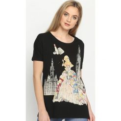 Czarny T-shirt Worldly. Czarne bluzki z odkrytymi ramionami marki Born2be, m, z aplikacjami, z okrągłym kołnierzem, z krótkim rękawem. Za 39,99 zł.