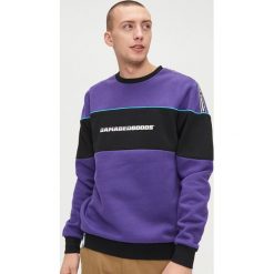 Bluza z nadrukiem i kontrastową lamówką - Fioletowy. Fioletowe bluzy męskie Cropp, s, z nadrukiem, z kontrastowym kołnierzykiem, bez rękawów, bez kaptura. W wyprzedaży za 54,99 zł.