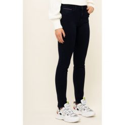 Jeansy Slim Fit TOMMY HILFIGER Venice WW0WW26470. Niebieskie jeansy damskie TOMMY HILFIGER. W wyprzedaży za 379,00 zł.