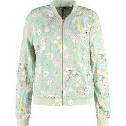 NAF NAF ELIRY Kurtka Bomber mint. Zielone bomberki damskie marki NAF NAF, z materiału. Za 379,00 zł.