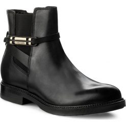 Botki TOMMY HILFIGER - Holly 15A FW0FW01438 Black 990. Czarne botki damskie na zamek marki TOMMY HILFIGER, z materiału, z okrągłym noskiem, na obcasie. W wyprzedaży za 399,00 zł.