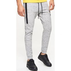 Dresowe joggery - Jasny szary. Szare spodnie męskie Cropp, s, bez wzorów, z dresówki. W wyprzedaży za 49,99 zł.