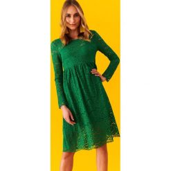 KORONKOWA SUKIENKA Z PODWYŻSZONYM STANEM. Zielone sukienki damskie Top Secret, na lato, w koronkowe wzory, z koronki, eleganckie, z okrągłym kołnierzem, z długim rękawem, długie, dopasowane. W wyprzedaży za 99,99 zł.