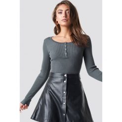 Pamela x NA-KD Sweter z guzikami - Grey. Szare swetry klasyczne damskie Pamela x NA-KD, z materiału, z okrągłym kołnierzem. Za 141,95 zł.