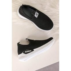Czarne buty sportowe wsuwane casu 20p4/m. Czarne buty dziewczęce sportowe Casu, bez wzorów, bez zapięcia. Za 39,99 zł.