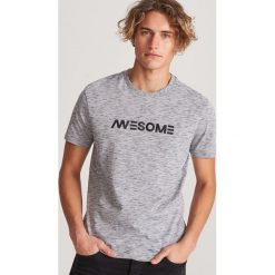 T-shirt z napisem - Jasny szary. Szare t-shirty męskie Reserved, xl, z napisami, bez kołnierzyka. W wyprzedaży za 24,99 zł.