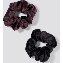 NA-KD Accessories Gumki owijki 2-pak - Black,Red. Czerwone ozdoby do włosów marki NA-KD Accessories, w kolorowe wzory, z materiału. Za 40,95 zł.