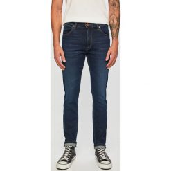 Wrangler - Jeansy Larston. Niebieskie jeansy męskie Wrangler, s, z aplikacjami, z podwyższonym stanem. W wyprzedaży za 229,90 zł.