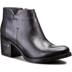 Botki CARINII - B3752 E50-000-POL-861. Niebieskie botki damskie na obcasie marki Carinii, ze skóry. W wyprzedaży za 239,00 zł.