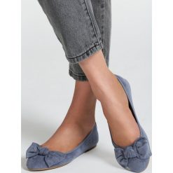 Niebieskie Balerinki Arwen. Niebieskie baleriny damskie Renee, bez wzorów, z jeansu, bez obcasa, na płaskiej podeszwie. Za 59,99 zł.