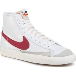 Buty NIKE - Blazer Mid '77 Vntg BQ6806 102 White/Worn Brick/Sail. Białe półbuty męskie Nike, na co dzień, bez wzorów, z zamszu, klasyczne, bez zapięcia. Za 419,00 zł.