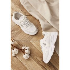 Białe Sneakersy Lucence. Białe sneakersy damskie Renee. W wyprzedaży za 99,99 zł.