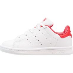 Adidas Originals STAN SMITH Tenisówki i Trampki footwear white/scarlet. Białe trampki chłopięce adidas Originals, z materiału. Za 279,00 zł.