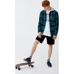 Flanelowa koszula wierzchnia z kapturem. Zielone koszule męskie marki Pull&Bear, m, z kapturem, z długim rękawem. Za 109,00 zł.