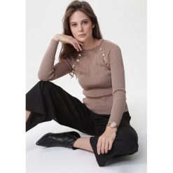 Ciemnobeżowy Sweter Nitrogen. Brązowe swetry damskie Born2be, s, bez wzorów, prążkowane, z długim rękawem, długie, bez kaptura. Za 79,99 zł.