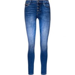 Jeansy Slim Fit Guess 1981 Exposed Button W93A28 D3N51. Niebieskie jeansy damskie Guess, z aplikacjami, z elastanu. W wyprzedaży za 229,00 zł.