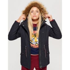 Parka z futrzanym kapturem - Granatowy. Niebieskie parki damskie marki Cropp, l, z futra. W wyprzedaży za 199,99 zł.