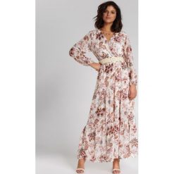 Biała Sukienka Alishia. Białe sukienki damskie Renee, s, w paski, boho, bez kołnierzyka, z długim rękawem, długie, maxi, kopertowe. Za 139,99 zł.