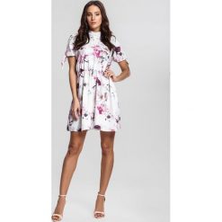 Biała Sukienka Ultrahard. Białe sukienki damskie other, s, bez wzorów, ze stójką, z krótkim rękawem, krótkie, mini. Za 49,99 zł.