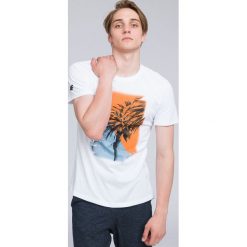 T-shirt męski TSM018 - biały. Białe koszulki męskie 4f, na lato, m, bez wzorów, z materiału, bez kołnierzyka, z krótkim rękawem, krótkie. W wyprzedaży za 19,99 zł.