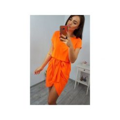 SUKIENKA POPPY POMARAŃCZOWA. Pomarańczowe sukienki damskie Meleksima, bez wzorów, z wiskozy, z asymetrycznym kołnierzem, bez rękawów, asymetryczne. Za 122,85 zł.