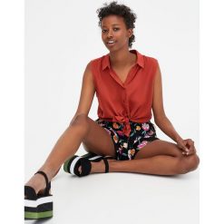 Koszula basic bez rękawów. Szare topy damskie Pull&Bear, bez wzorów, bez kołnierzyka, bez rękawów. Za 29,90 zł.