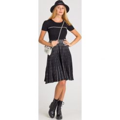 SUKIENKA PINKO. Czarne sukienki damskie Pinko, na imprezę, s, bez wzorów, z dzianiny, z okrągłym kołnierzem, bez rękawów, mini. Za 999,00 zł.
