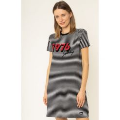 Sukienka codzienna Superdry Chrissi W8000040A. Czarne sukienki damskie Superdry, na co dzień, bez wzorów, z elastanu, bez kołnierzyka, bez rękawów, proste. W wyprzedaży za 159,00 zł.