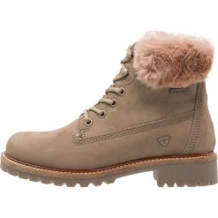 Tamaris Botki sznurowane taupe. Brązowe buty zimowe damskie marki Tamaris, z materiału, na sznurówki. W wyprzedaży za 319,20 zł.
