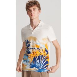 Koszulka polo z nadrukiem - Biały. Białe koszulki polo męskie Reserved, s, z nadrukiem, bez rękawów. Za 59,99 zł.