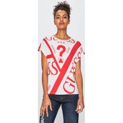 Guess Jeans - Top. Białe topy damskie marki Guess Jeans, s, z aplikacjami, z wiskozy, casualowe, z okrągłym kołnierzem, z krótkim rękawem. Za 229,90 zł.