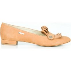 Nubukowe balerinki z frędzlami - skóra naturalna - model 046 - kolor camelowy. Szare baleriny damskie Zapato, bez wzorów, z jeansu, klasyczne, bez obcasa, na obcasie. W wyprzedaży za 179,40 zł.