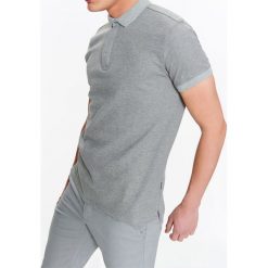 T-SHIRT POLO MĘSKI Z DZIANINY Z FAKTURĄ. Szare koszulki polo Top Secret, na lato, m, z dzianiny. Za 34,99 zł.