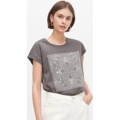 T-shirt ze strukturalnym nadrukiem - Szary. Szare t-shirty damskie Reserved, s, z nadrukiem, bez kołnierzyka. Za 39,99 zł.