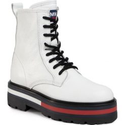 Trapery TOMMY JEANS - Flag Outsole Lace Up Boot White YBR. Białe trapery damskie Tommy Jeans, z jeansu, klasyczne, bez obcasa, bez zapięcia. Za 849,00 zł.