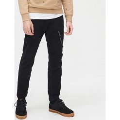 Joggery slim z łańcuchem - Czarny. Czarne spodnie męskie Cropp, m. Za 129,99 zł.