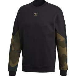 Bluza adidas CAMO CREW Originals FM3357. Zielone bluzy męskie Adidas, m, bez wzorów, z bawełny, klasyczne, bez kołnierzyka, bez rękawów, bez kaptura. Za 259,00 zł.