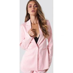 Galore x NA-KD Błyszcząca marynarka - Pink. Różowe marynarki damskie marki Galore x NA-KD, bez wzorów, z tkaniny. W wyprzedaży za 101,47 zł.